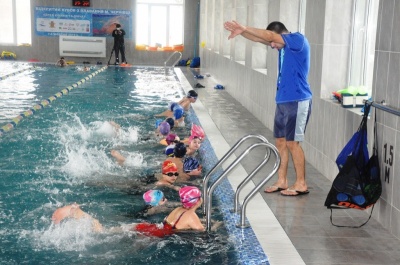 У Чернівцях дітей вчитимуть плавати на літніх канікулах