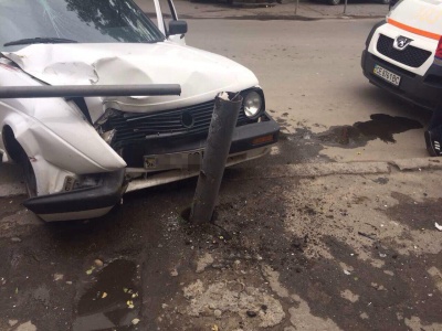 У Чернівцях накурений водій врізався у металеву огорожу (ФОТО)