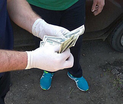 На Буковині поліція затримала сільського голову на хабарі 2 тис доларів
