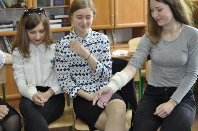 «Діти про це майже нічого не знають»: школярів Чернівців навчають надавати першу медичну допомогу (ФОТО)