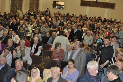 Громадські слухання щодо “Хреста-Пієти” у Чернівцях зірвалися через порушення (ФОТО)