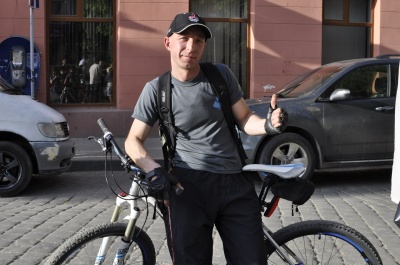 «Дуже багато інструментів!»: у Чернівцях відкрили технічну станцію для ремонту велосипедів (ФОТО)