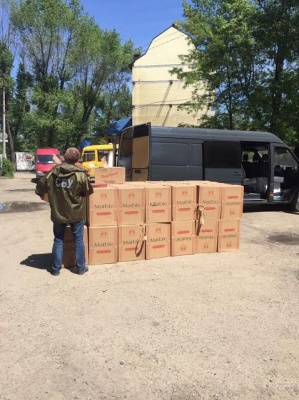 У Чернівцях правоохоронці затримали мікроавтобус, що перевозив контрафактних цигарок на 600 тис грн