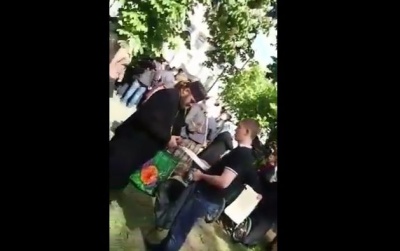 На мітингу УПЦ МП під Радою очевидець зняв на відео священика з пачкою грошей
