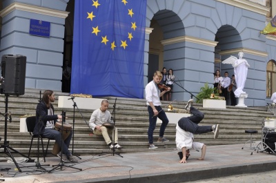 На відкритті Дня вуличної музики у Чернівцях під скрипку танцювали хіп-хоп (ВІДЕО)