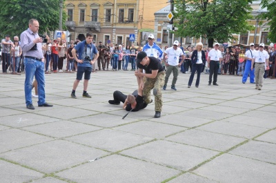 Стрілянина у центрі Чернівців - на Соборній площі змагаються кращі тілоохоронці України. ФОТО