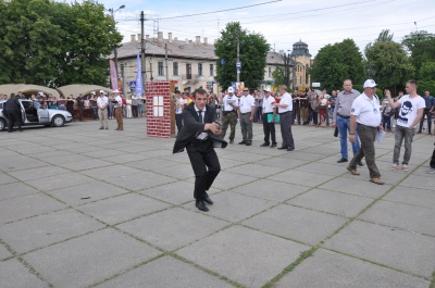 Стрілянина у центрі Чернівців - на Соборній площі змагаються кращі тілоохоронці України. ФОТО