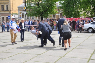 Стрілянина у центрі Чернівців - на Соборній площі змагаються кращі тілоохоронці України. ФОТО