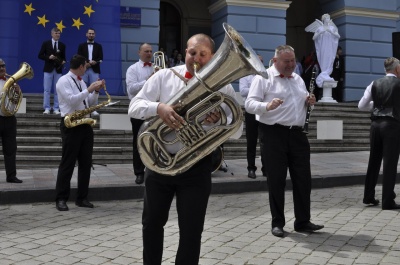 У Чернівцях стартував День вуличної музики: мер зіграв на трембіті (ФОТО)