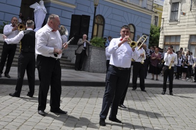 У Чернівцях стартував День вуличної музики: мер зіграв на трембіті (ФОТО)