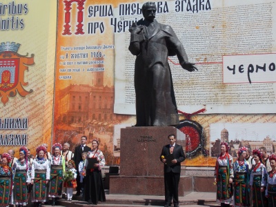 Тараса Шевченка вшанували буковинці на Центральній площі в Чернівцях (ФОТО)