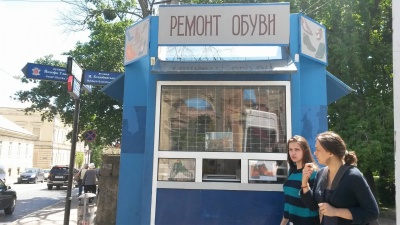 Мережу  обурив кіоск "Ремонт обуви" біля ЧНУ: стало відомо, хто  його встановив (ФОТО)