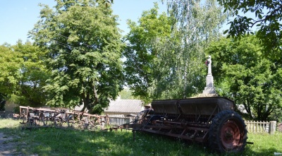 На Буковині селяни обурились через борону й сівалку, яку залишили поблизу пам’ятного хреста