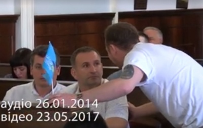У Чернівцях Михайлішину вручили прапорець ПР - депутат відповів нецензурною лайкою (ВІДЕО)