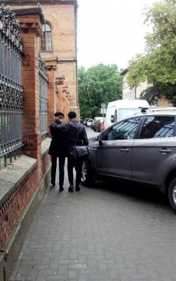 Ні пройти, ні проїхати: як кореспондент «МБ» боролася з незаконним паркуванням у Чернівцях (ФОТО)