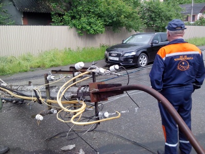 У Чернівцях п’яний водій повалив три електроопори (ФОТО)