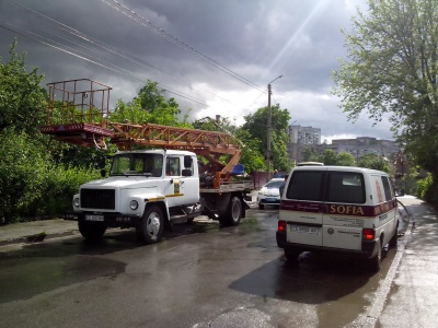 У Чернівцях п’яний водій повалив три електроопори (ФОТО)