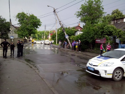 У Чернівцях п’яний водій повалив три електроопори (ФОТО)