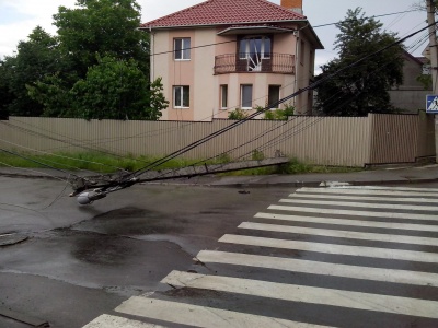 У Чернівцях п’яний водій повалив три електроопори (ФОТО)