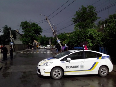 У Чернівцях п’яний водій повалив три електроопори (ФОТО)