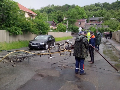 У Чернівцях п’яний водій повалив три електроопори (ФОТО)