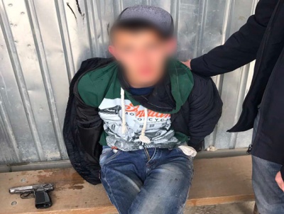 Поліція на Буковині затримала юного наркоторговця з пістолетом