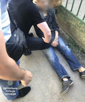 Патрульні у Чернівцях допомогли непритомному чоловікові, який лежав на тротуарі