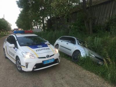 Водій без посвідчення на Буковині опинився в кюветі, втікаючи від поліції