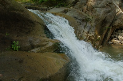 Смугарівські водоспади, через які торік зробили дорогу, знову приваблюють туристів (ФОТО)