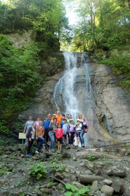 Смугарівські водоспади, через які торік зробили дорогу, знову приваблюють туристів (ФОТО)