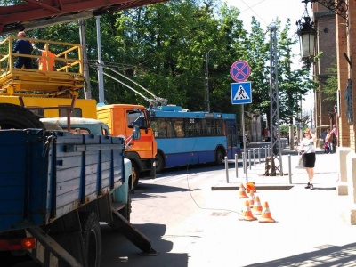 Дроти над головами туристів. При вході до ЧНУ МіськРЕМ міняє кабелі (ФОТО)