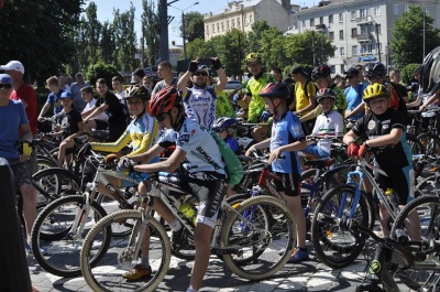 Понад півтисячі охочих взяли участь у велодні у Чернівцях (ФОТО)