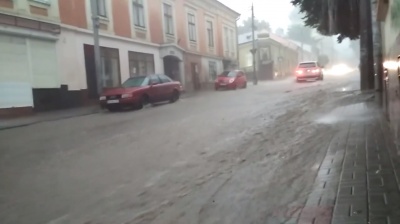 Сильна злива знову підтопила Чернівці: вулицями стікають ріки води (ВІДЕО)