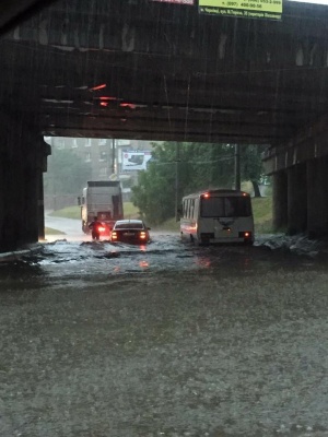 У Чернівцях злива підтопила дорогу під мостом в районі Дріжджзаводу: автівки "плавають" у воді