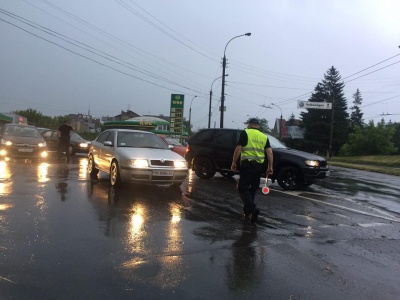 У Чернівцях злива підтопила дорогу під мостом в районі Дріжджзаводу: автівки "плавають" у воді