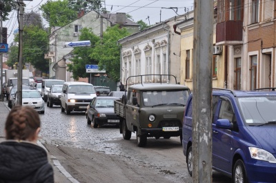 На вулиці Руській у Чернівцях - затори через тролейбуси