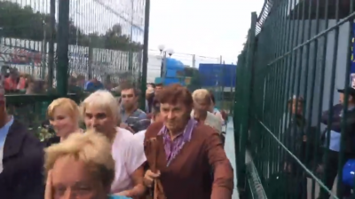 У мережі з’явилося відео, як на Львівщині пенсіонери штурмують кордон