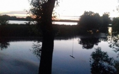 У Київській області потонули дві неповнолітні дівчинки, які стрибати на тарзанці через озеро