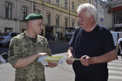 Прикордонники у Чернівцях роздавали пам'ятки із правилами безвізу (ФОТО)