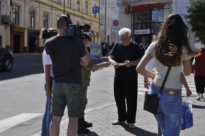 Прикордонники у Чернівцях роздавали пам'ятки із правилами безвізу (ФОТО)