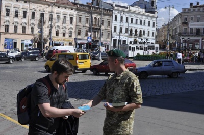 Прикордонники у Чернівцях роздавали пам'ятки із правилами безвізу (ФОТО)