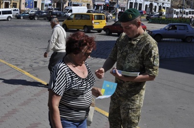 Прикордонники у Чернівцях роздавали пам'ятки із правилами безвізу (ФОТО)