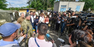 Президент пояснив, чому не вводить воєнний стан замість АТО