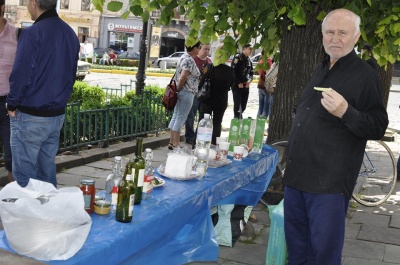 Під Ратушею у Чернівцях смажили шашлики (ФОТО)