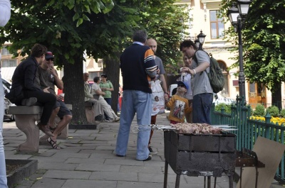 Під Ратушею у Чернівцях смажили шашлики (ФОТО)