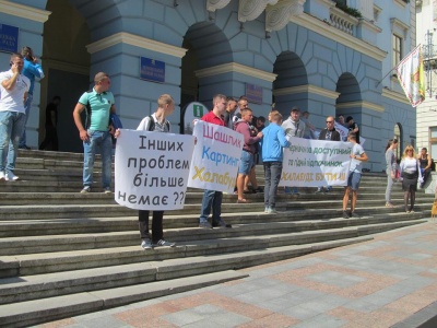 Під Ратушею у Чернівцях смажили шашлики (ФОТО)