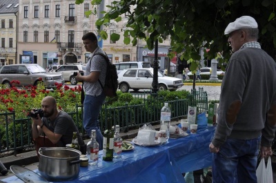 Під Ратушею у Чернівцях смажили шашлики (ФОТО)