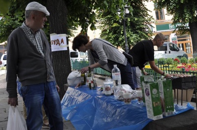 Під Ратушею у Чернівцях смажили шашлики (ФОТО)