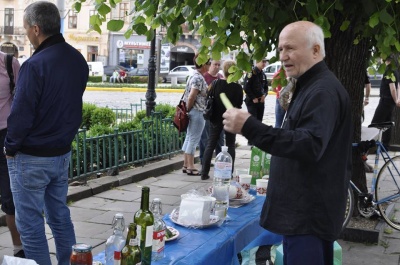 Під Ратушею у Чернівцях смажили шашлики (ФОТО)