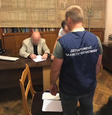 Ще одного адвоката на Буковині зловили на хабарі